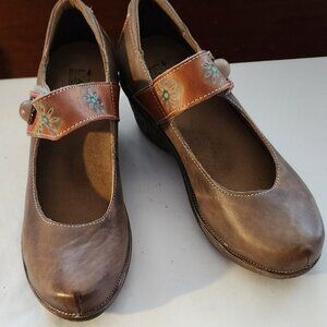 L'artiste wedge heeled mary janes sz 36 taupe with floral accents good condition